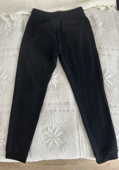 Trening Lacoste format din 2 piese pantaloni negri cu bluza roșie. mărimea M la bluză și mărimea S la pantaloni