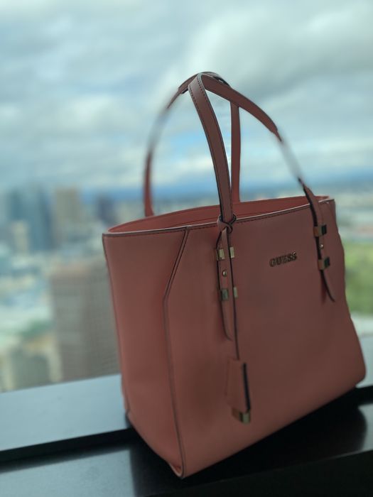 сумку бренда Guess, Италия