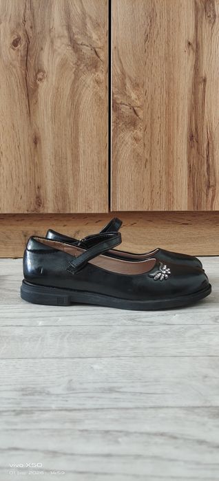 Обувь для ребёнка и для женщины