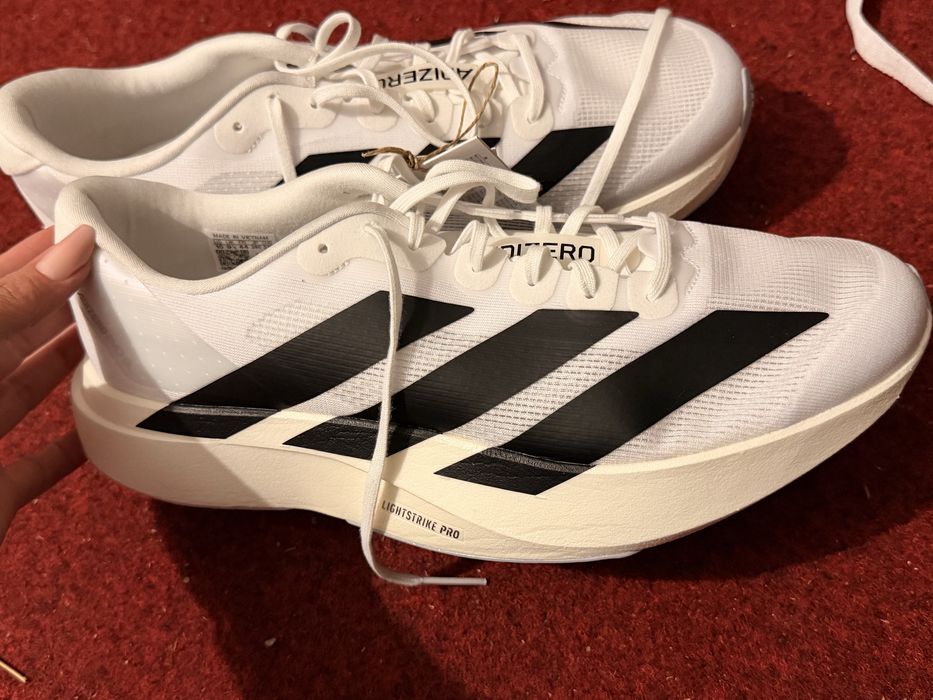 Adidas, marimea 44. Calapodul este mai mic. Se potriveste pentru 42/43