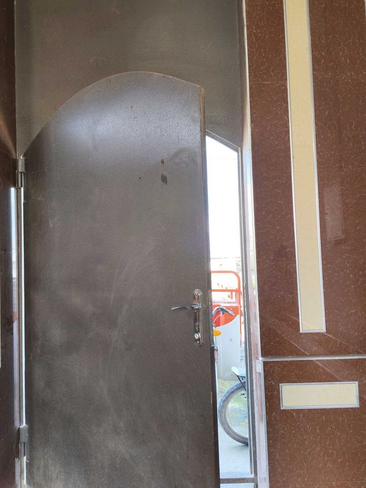 Darvoza qalin ogiri listi qalin.