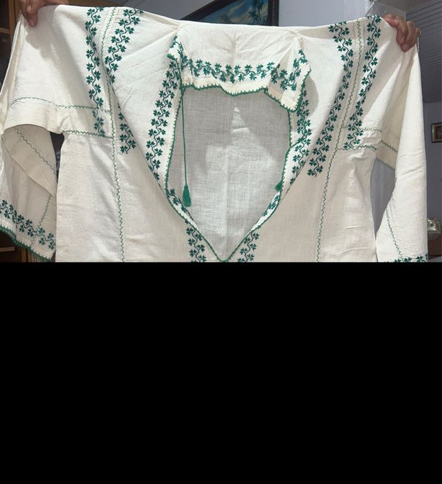 IE tradițională românească veche, barbărească, pânză naturală, broderie verde, țesută  în război și cusută manual