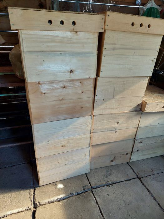 Vând 18 lăzi cu capac, fără fund.