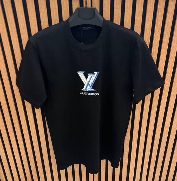 Tricou lv negru.