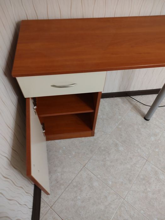 Бюро с чекмеджета