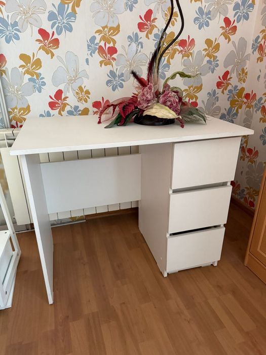 Стол письменный в хорошем состоянии