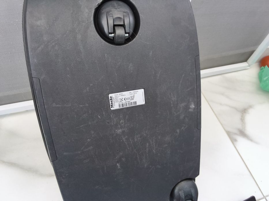 Aspirator cu fir  miele