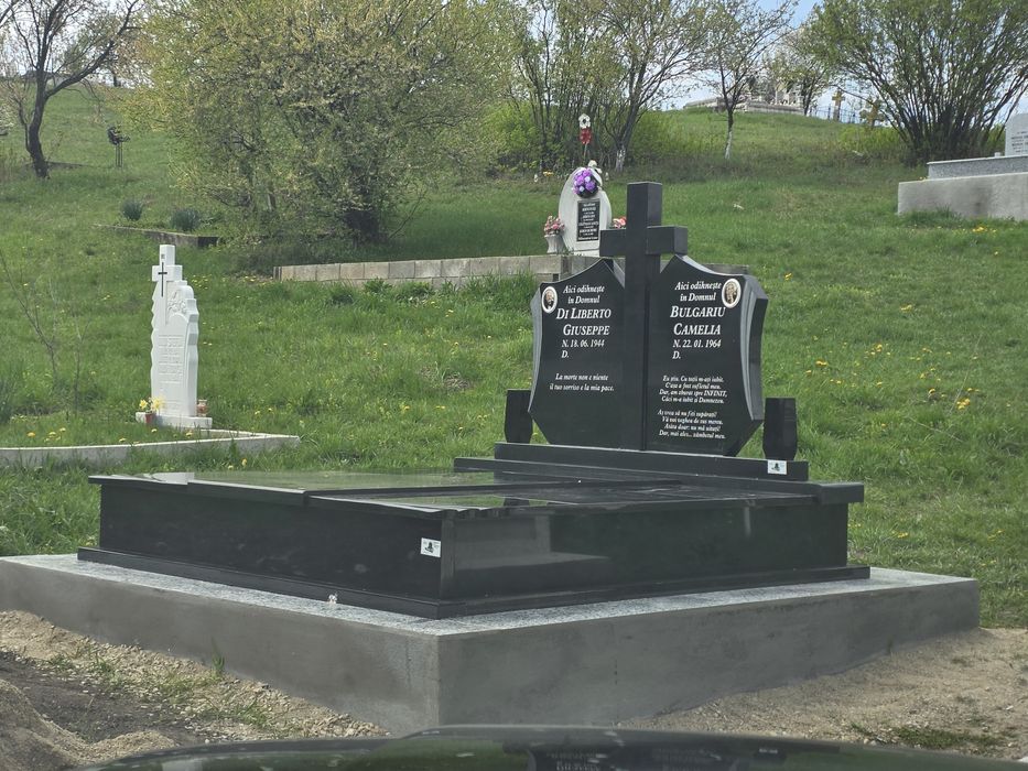 Monumente funerare