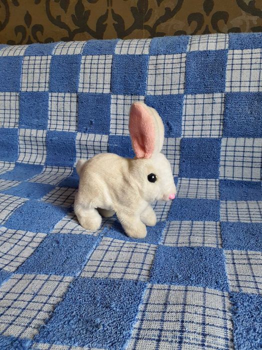 Игрушечный зайчик на батарейках / Ходячий кролик