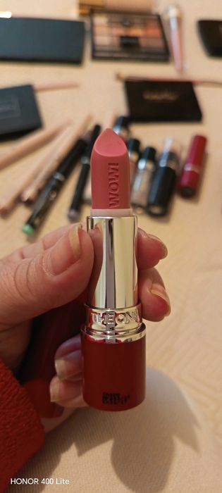 Гримове сенки, червила и гланцове