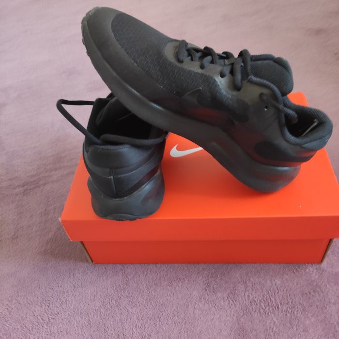 Маратонки Nike номер 37,5