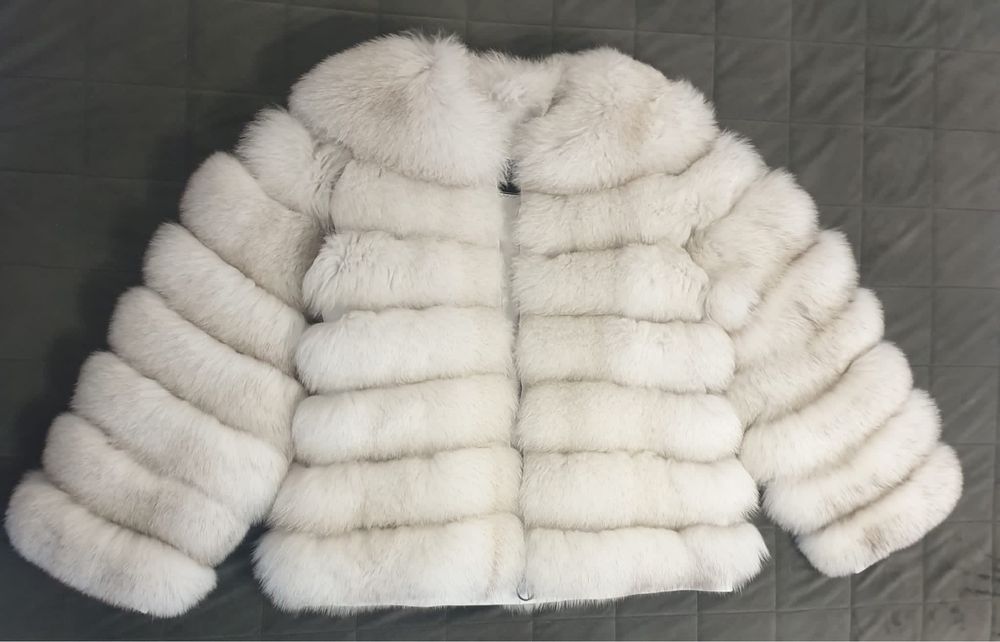 Haină din blană de vulpe polară