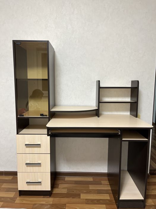 Продам компьютерный стол в отличном состоянии.