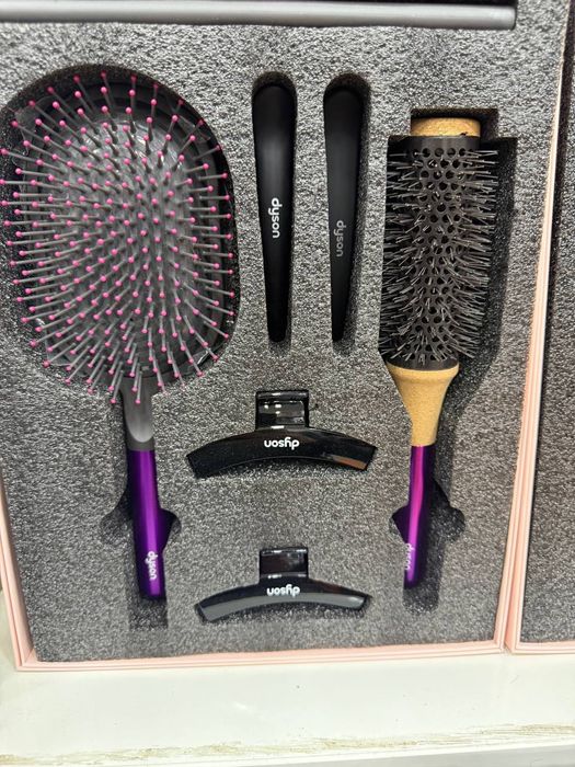 Набор рассчесок от dyson доставка есть