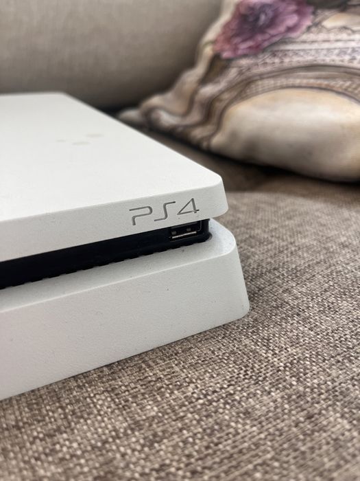 Плейстейшън 4 бял, PS4 white+ 2 джойстика + 5 игри