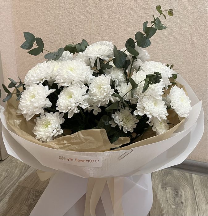 Кустовые розы, белые хризантемы