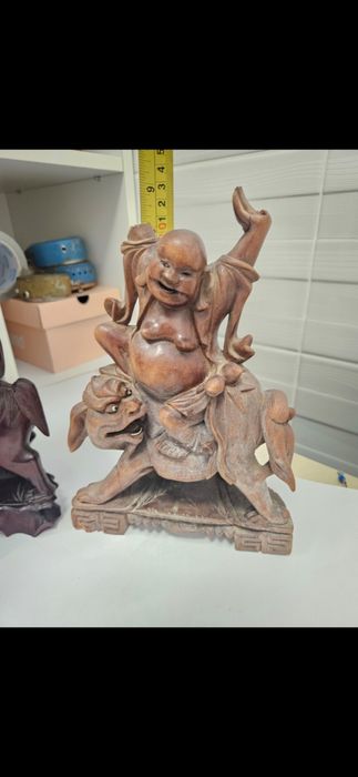 Budha sculptat în lemn pe caine