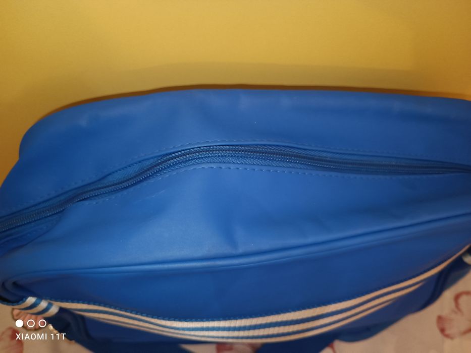 Синя спортна чанта през рамо Adidas. Много запазена