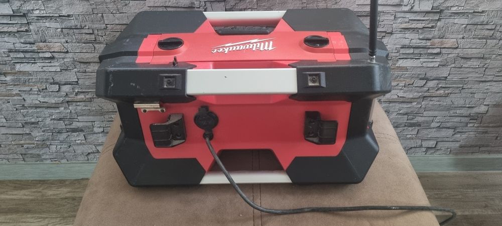 Milwaukee радио c12-28dcr