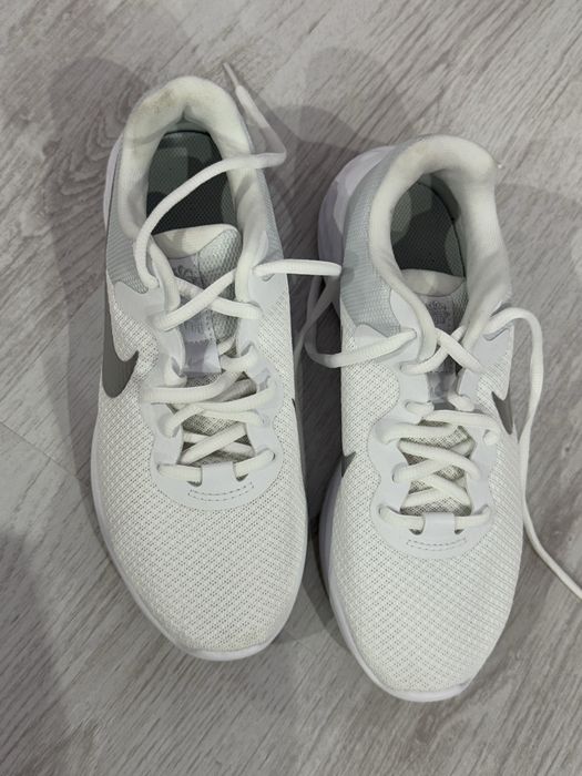 Бели Nike маратонки