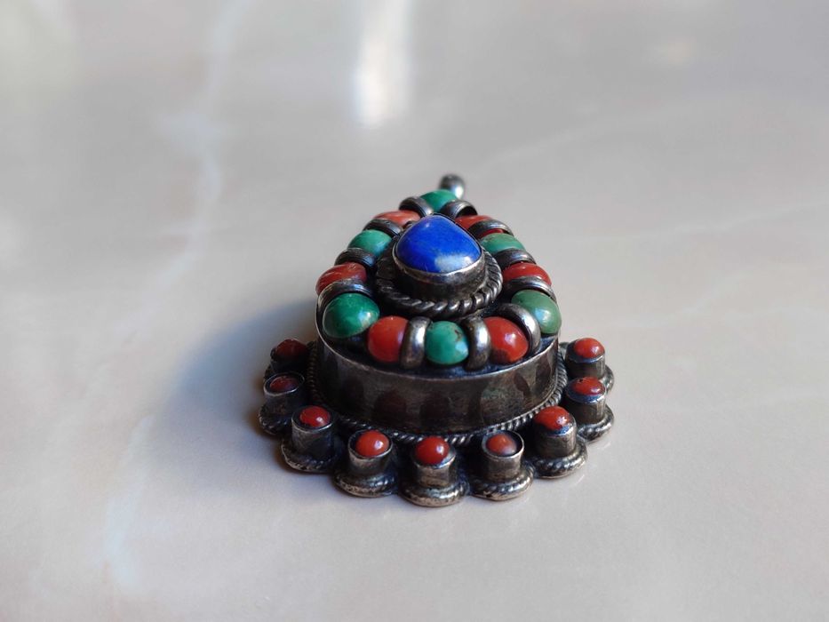 Pandantiv vechi si masiv din argint, realizat manual în Tibet.