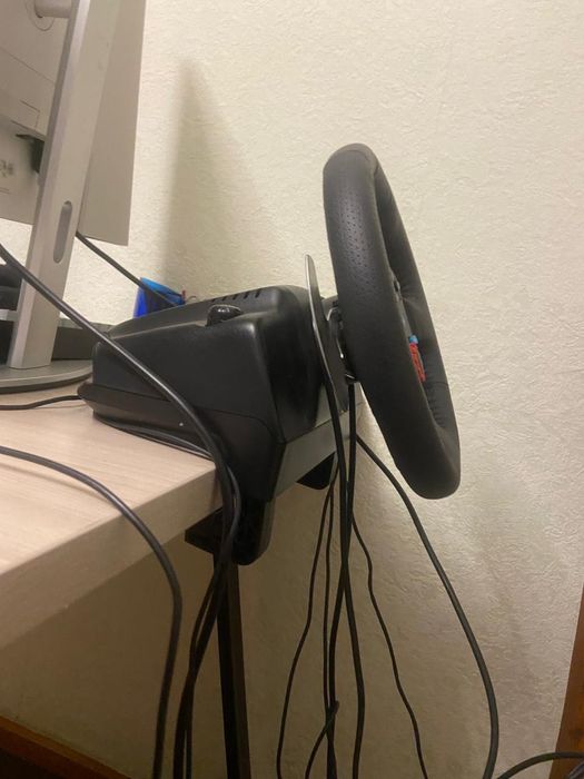 Игровой руль с педалями