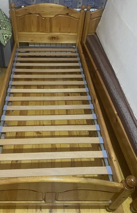 Единични легла и стенна закачалка