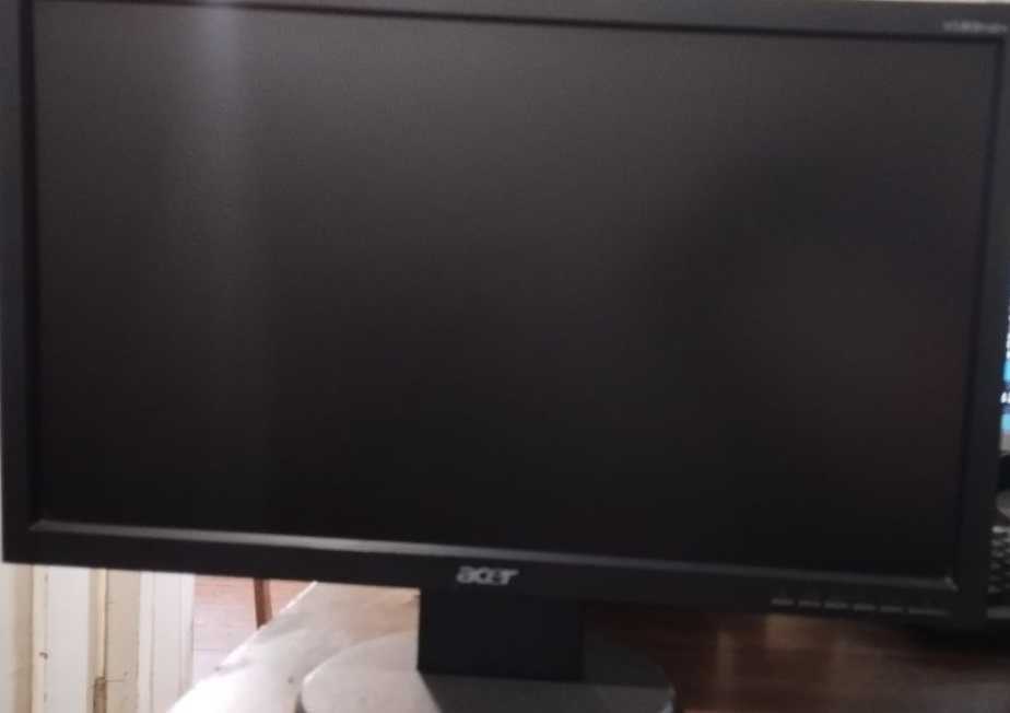 Монитор  Acer 19 . плоский экран. без глюков
