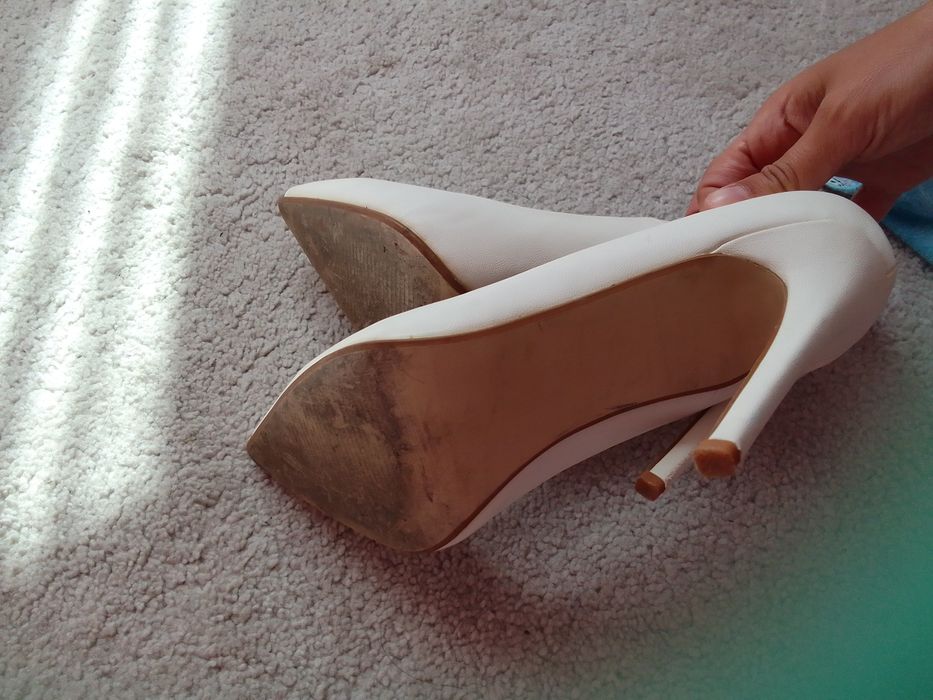 Обувки бели на ток черни велурени