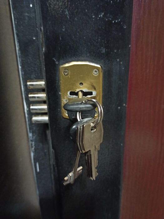 Продавам метална врата