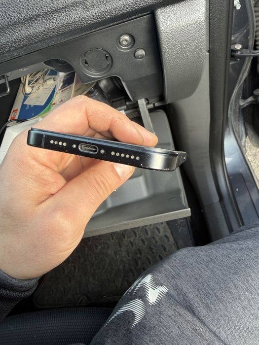 Продавам iPhone 16 pro max с 256GB