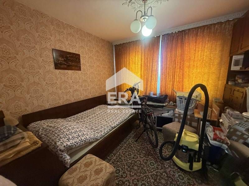 Просторен четиристаен апартамент в санирана жилищна сграда, ж.к. Родинa