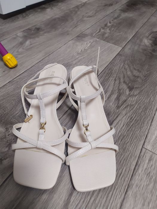 Женские босоножки