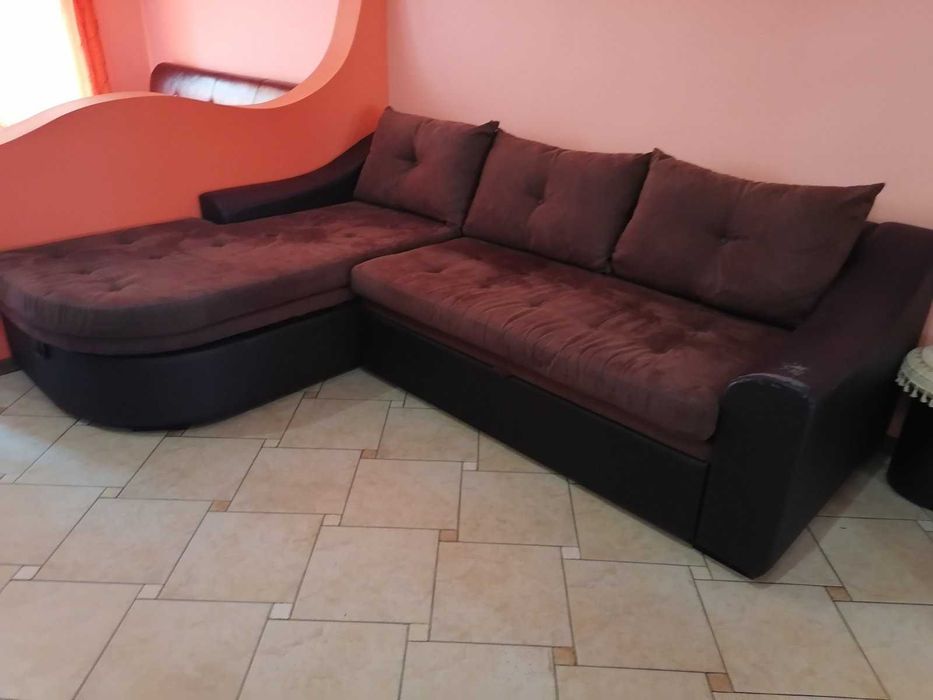 Разтегателен диван с лежанка