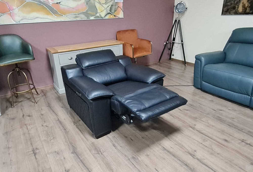 Черен кожен фотьойл с електрически релаксиращ механизъм