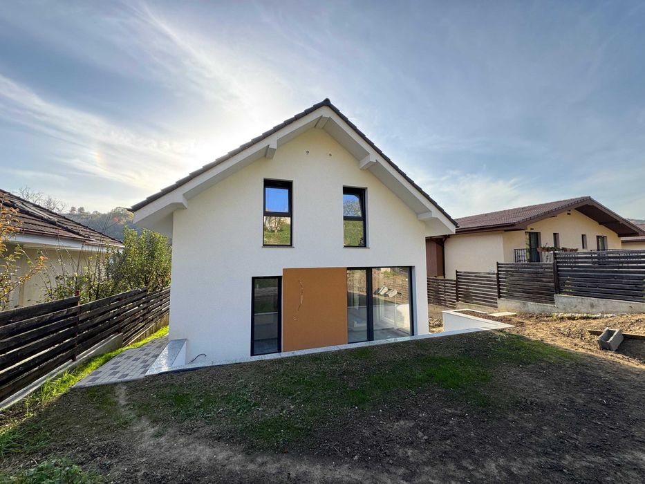 Persoană fizică vând casă individuală în Tăuți comuna Florești.