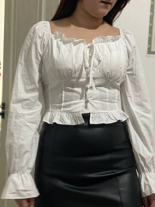 Белая кофтачка похожа на корсет