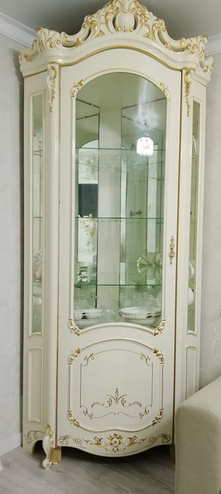 Продам Угловой сервант