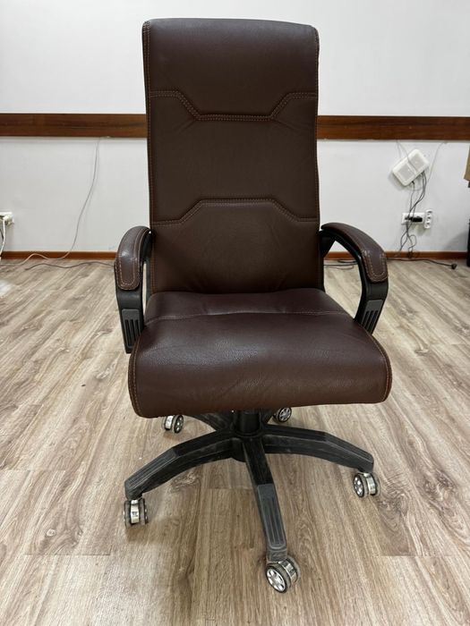 Продам 2 кресла руководителя и обычное