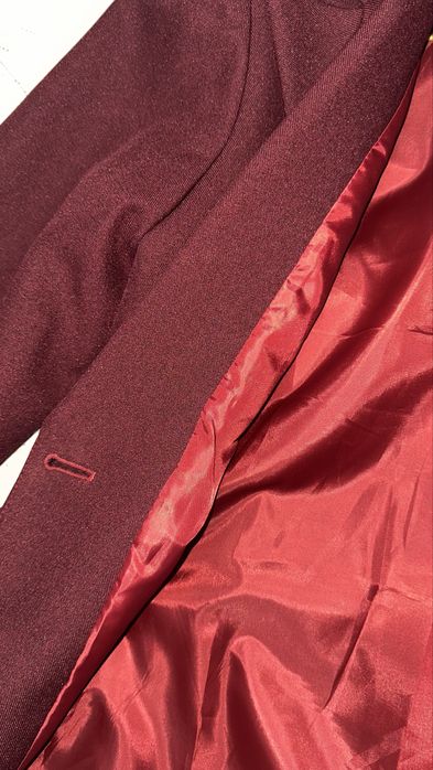 Бордовый классический пиджак