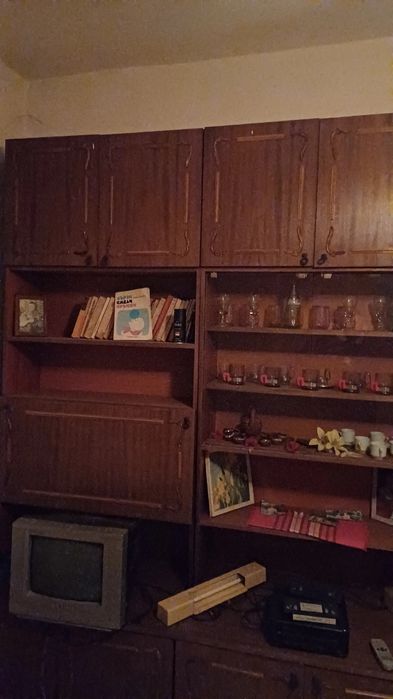 Продавам запазена стара секция със всичко на снимката!