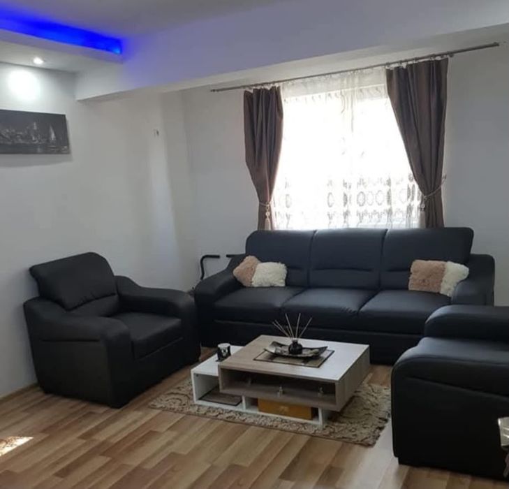 Set canapea extensibilă 3 locuri + 2 fotolii din piele ecologică – stare foarte bună