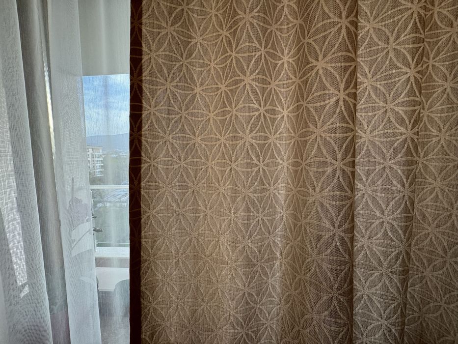 Светло бежови плътни завеси