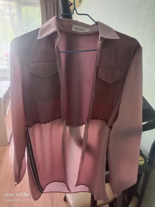 Продам блузку на девочку 7-10 лет 42 размера.