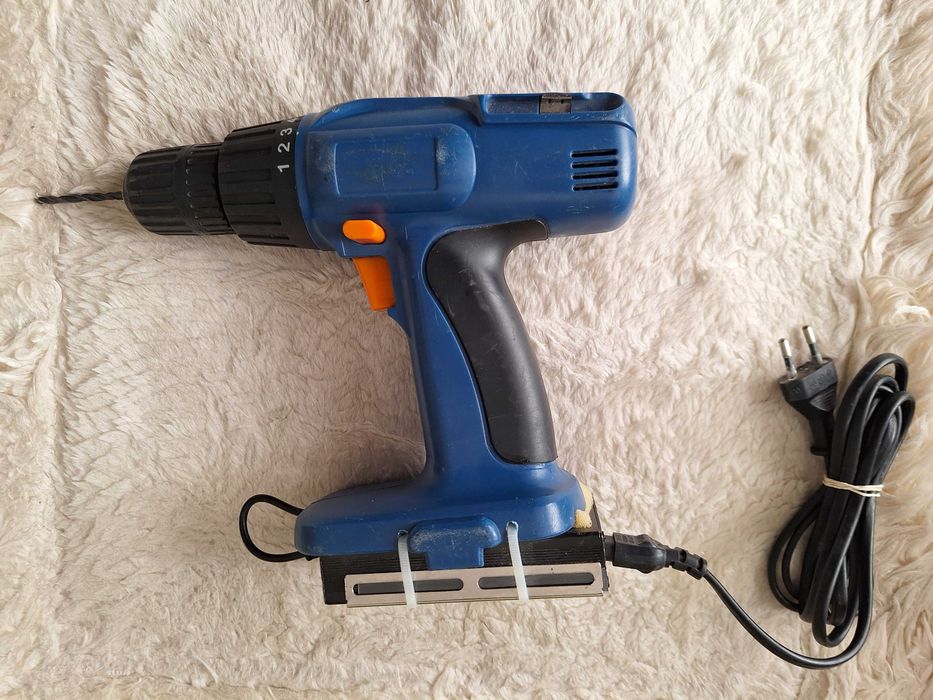 Bormasina de gaurit si insurubat, alimentare 220 v, priza USB