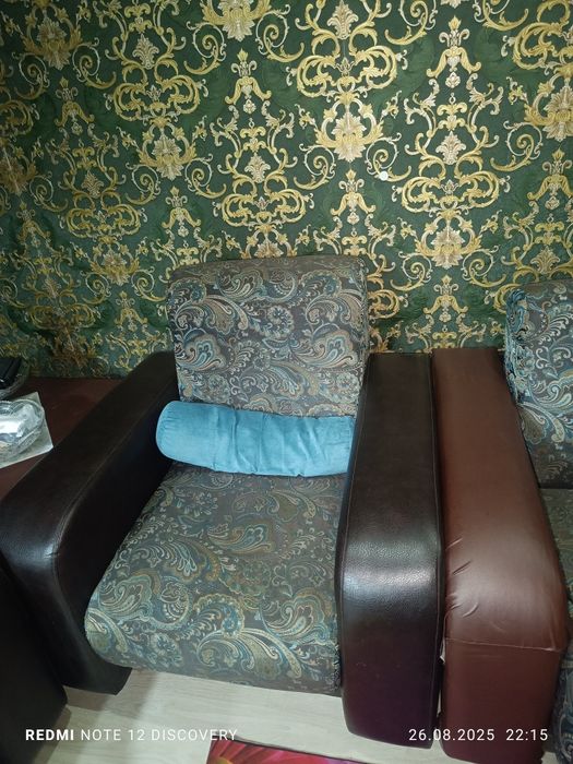 Мягкий уголок, диван и два кресла