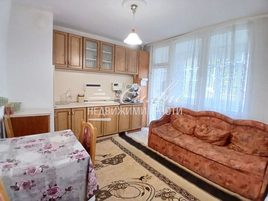 Дава се под наем Двустаен апартамент в Шумен, Тракия - 64 кв.м за 255 € - Снимка #3