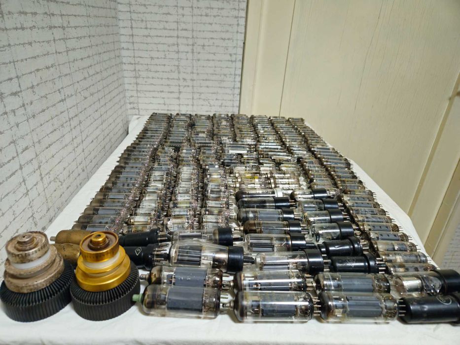 Лот: над 210 броя електронни лампи.