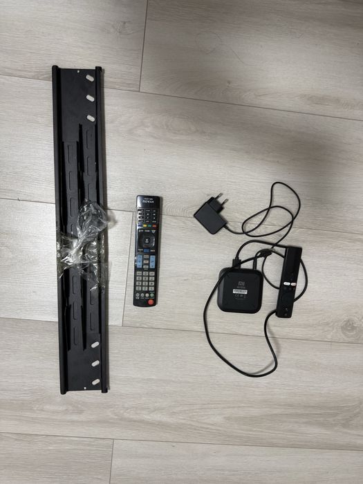 Продается телевизор с кронштейном