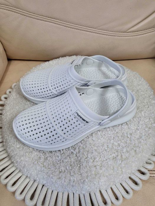 Нови бели джапанки